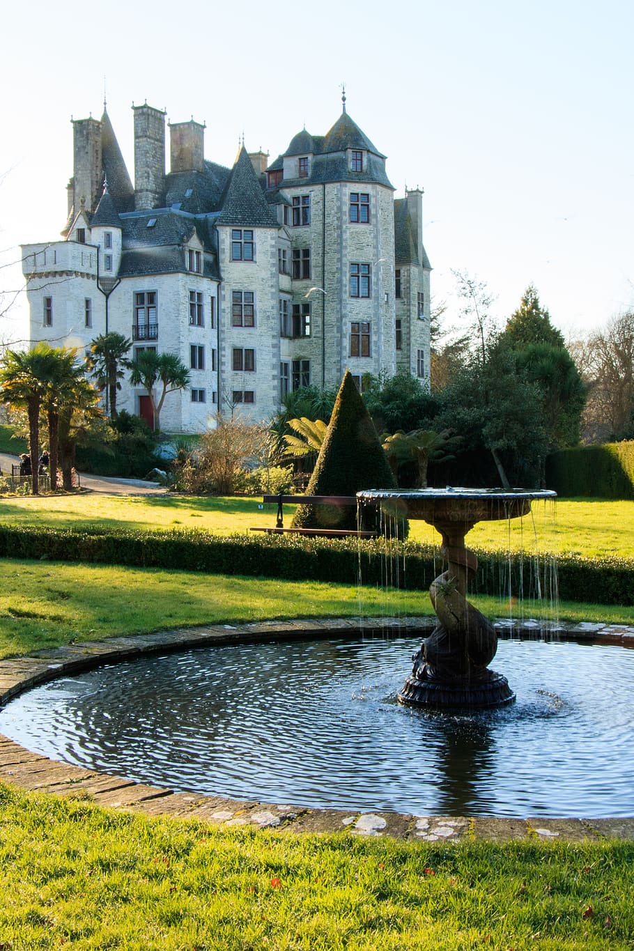 Парк в замке. Замковые парки. Fountain Castle. В какой стране белые замки и бассейн.