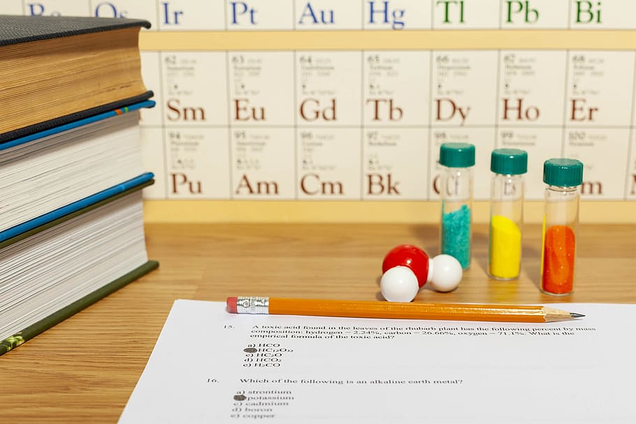 Chemistry quiz with books, water molecule and chemical powders. Multiple chiooice type questions., HD wallpaper
