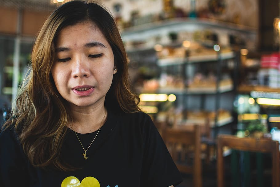 lady, cafe, resto, one person, front view, focus on foreground HD wallpaper