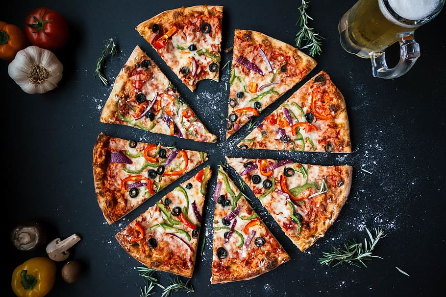 Baked Pizza on Top of Black Surface Near Filled Glass Tankard, HD wallpaper