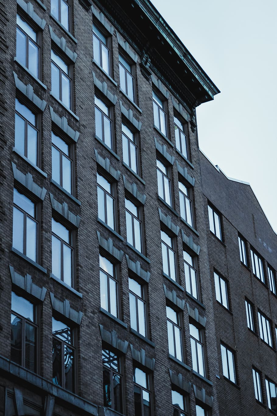 canada, montreal, windows, sky, city, building, bricks, blue HD wallpaper