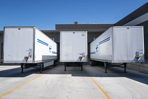 Three White Enclosed Trailers, architecture, building, cargo containers HD wallpaper