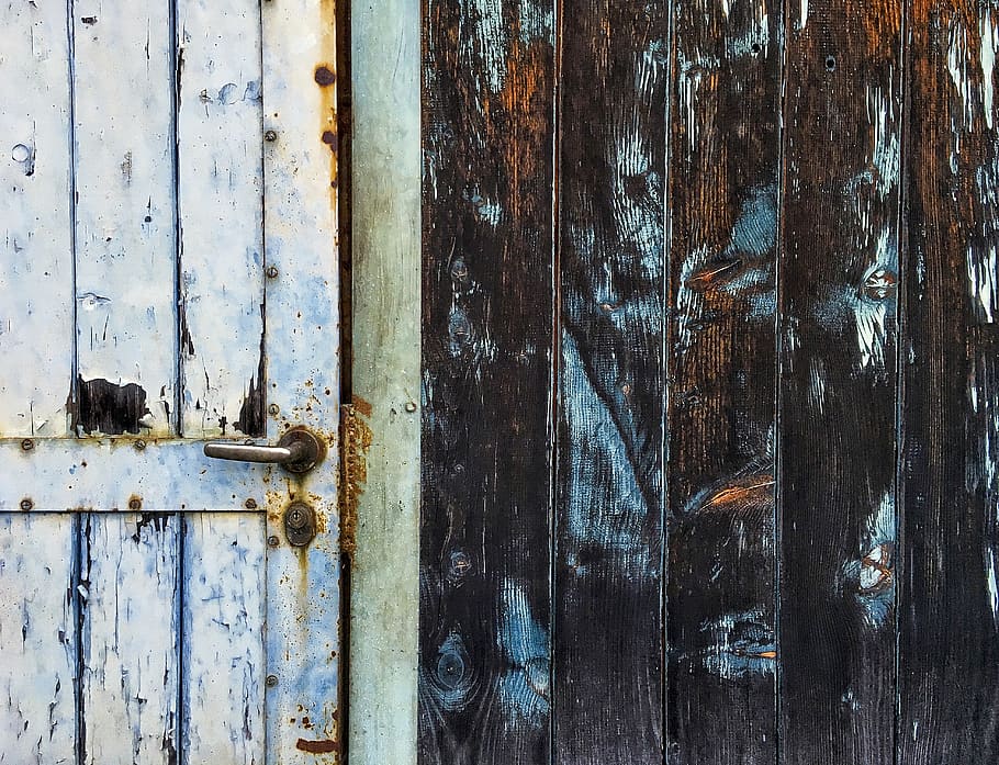 White door rusty