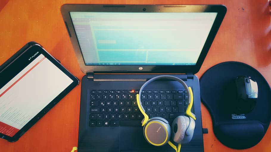 Gray and Yellow Over-ear Headphones on Black Hp Laptop, contemporary HD wallpaper