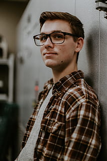 man wearing eyeglasses while leaning on wall, young adult, young men HD wallpaper