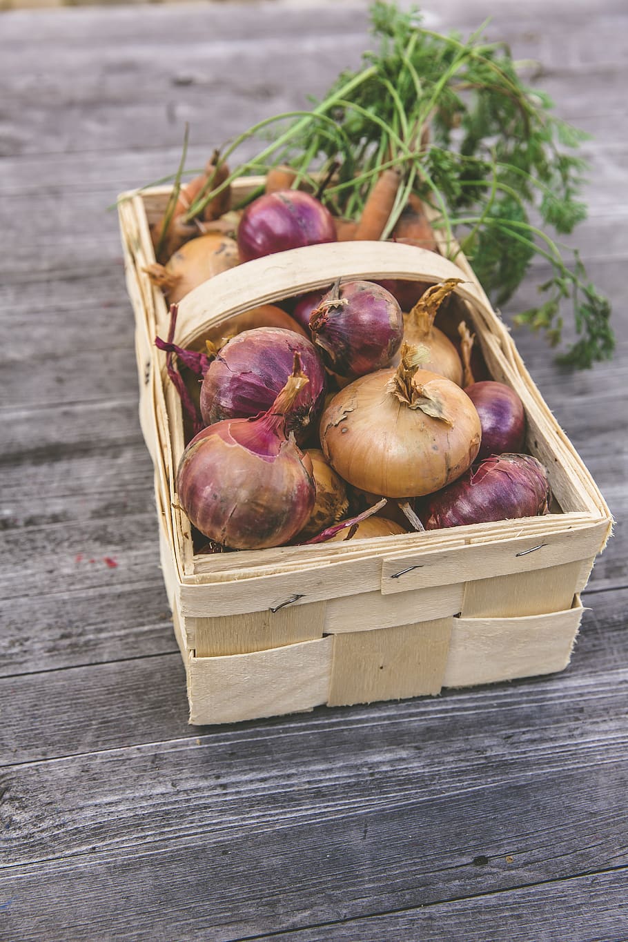 Red Onion on Rectangular Basket, carrots, harvest, onions, vegetables HD wallpaper
