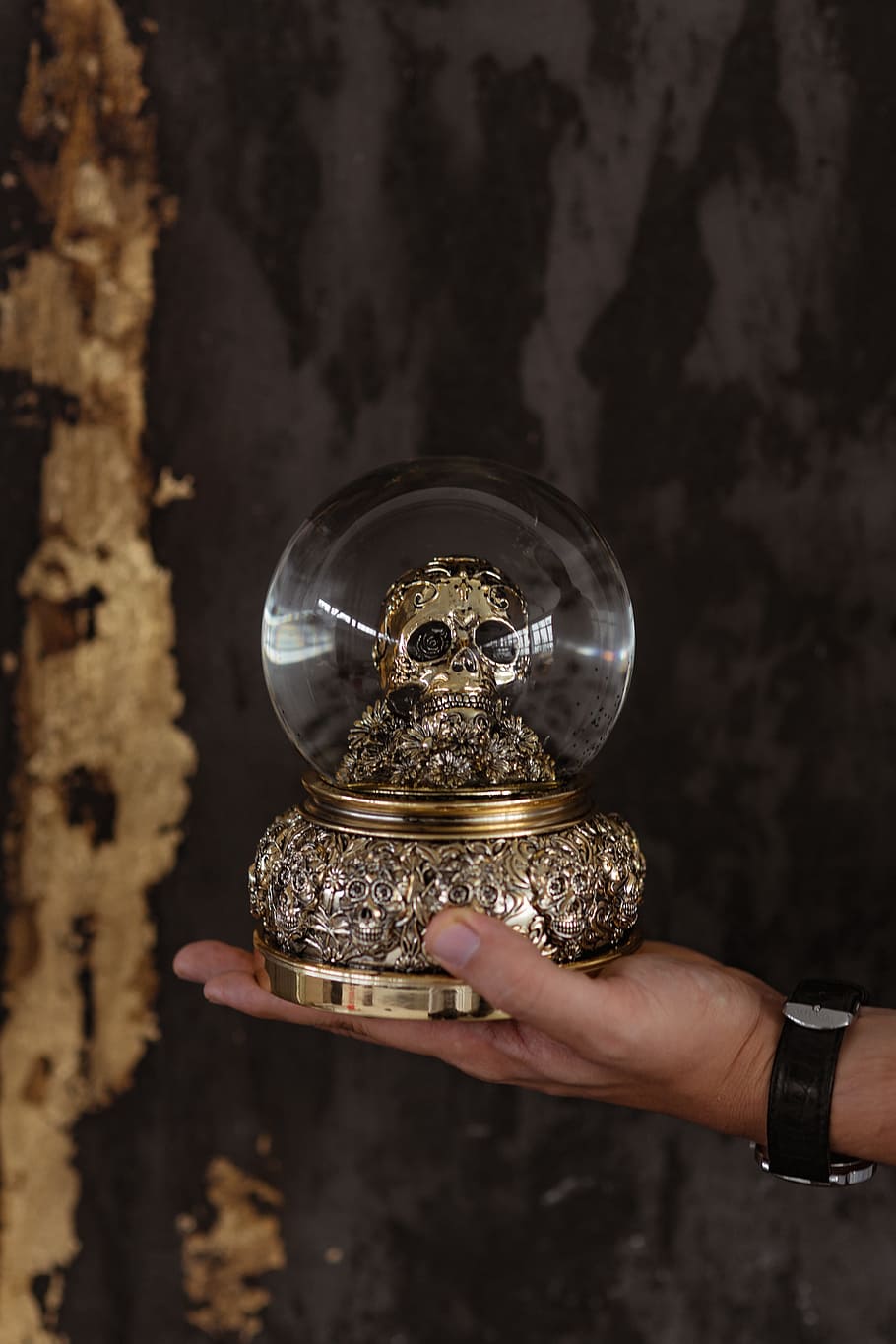 A skull snow globe, gold, golden, black, decoration, halloween