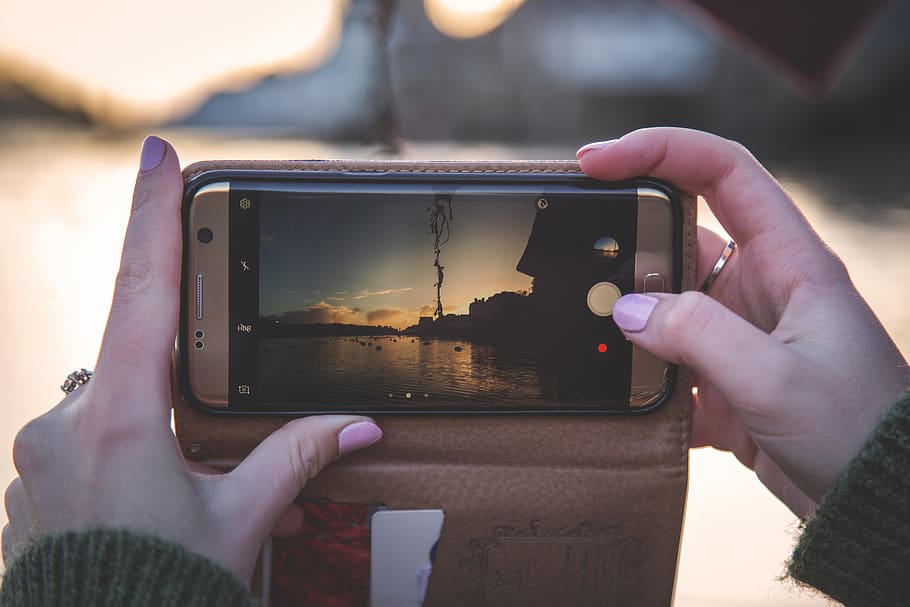 phone, sunset, landscape, forced perspective, bokeh, photography HD wallpaper