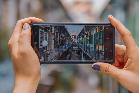 black Android smartphone camera capturing buildings, mobile phone HD wallpaper