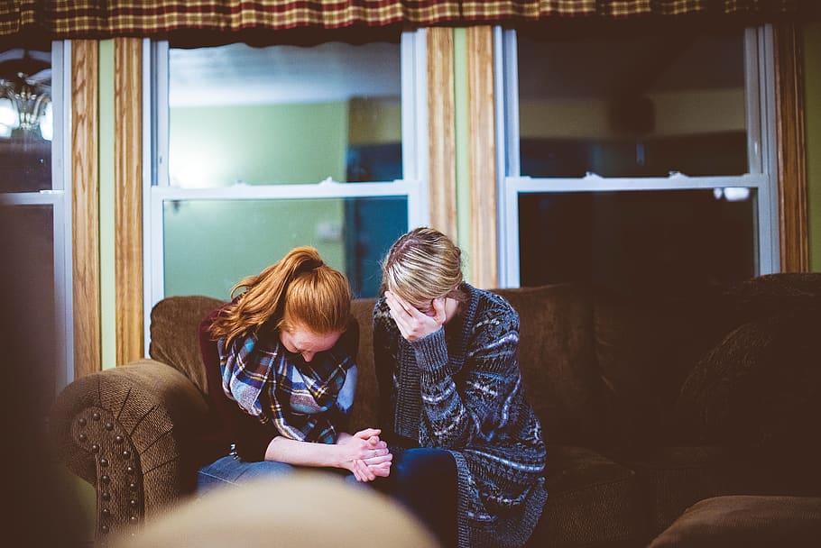 people, women, cry, couch, sofa, sisters, house, home, sad HD wallpaper