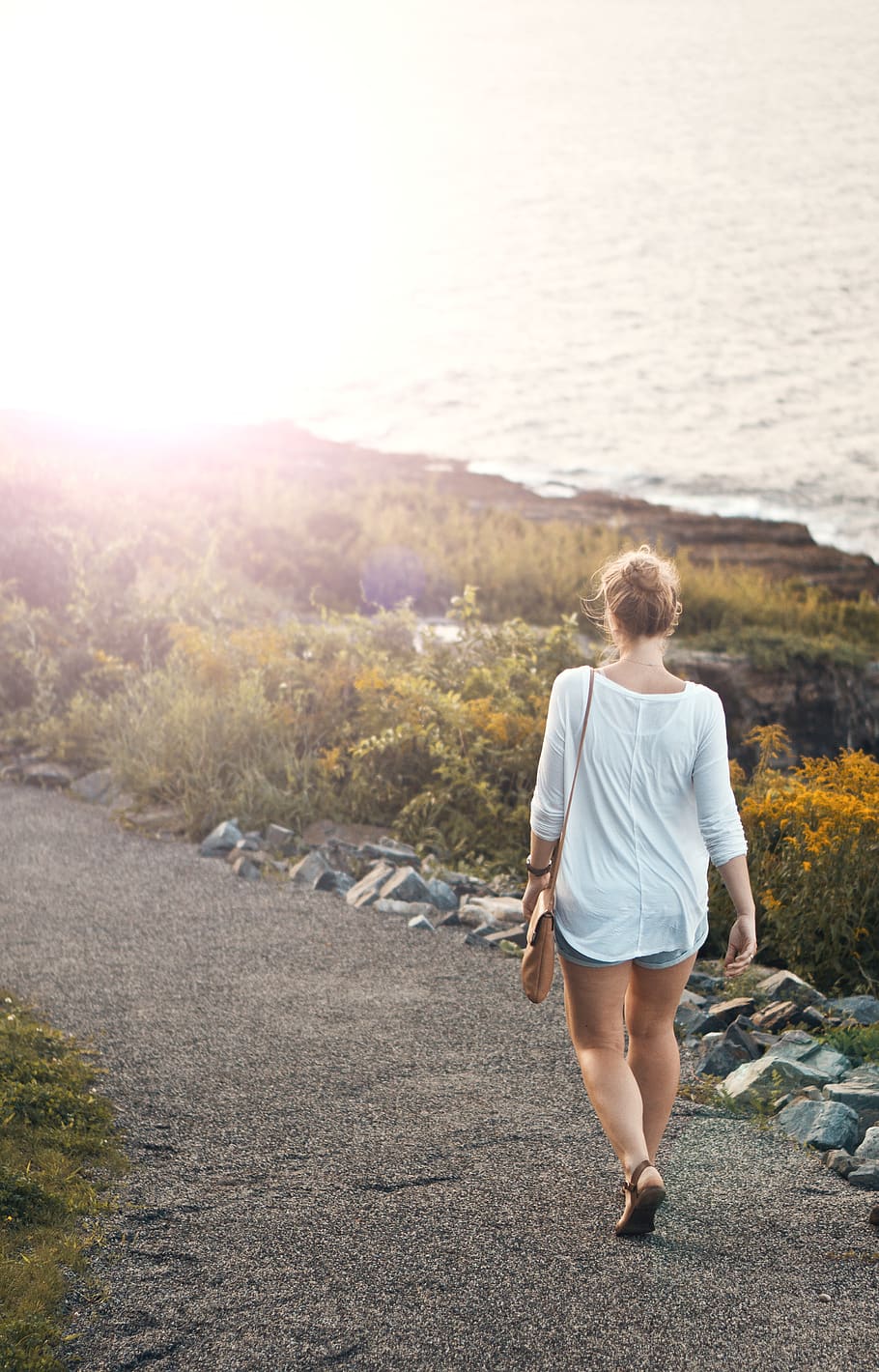 walking, patch, ocean, sky, rocks, sunset, bright, flare, travel HD wallpaper