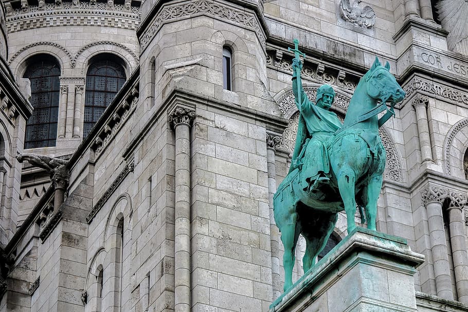 Mounted figure with sword - bronze at entrance of the Sacre Coeur, Paris, France., HD wallpaper