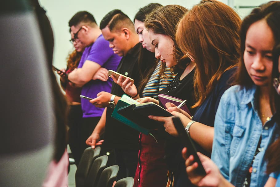 standing people all using smartphones, group of people, communication HD wallpaper