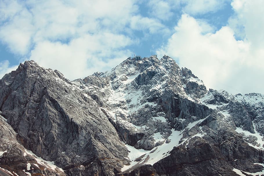 Level mountain. Цугшпитце. Горы уровни. Горы дары фото. Zugspitze животные.