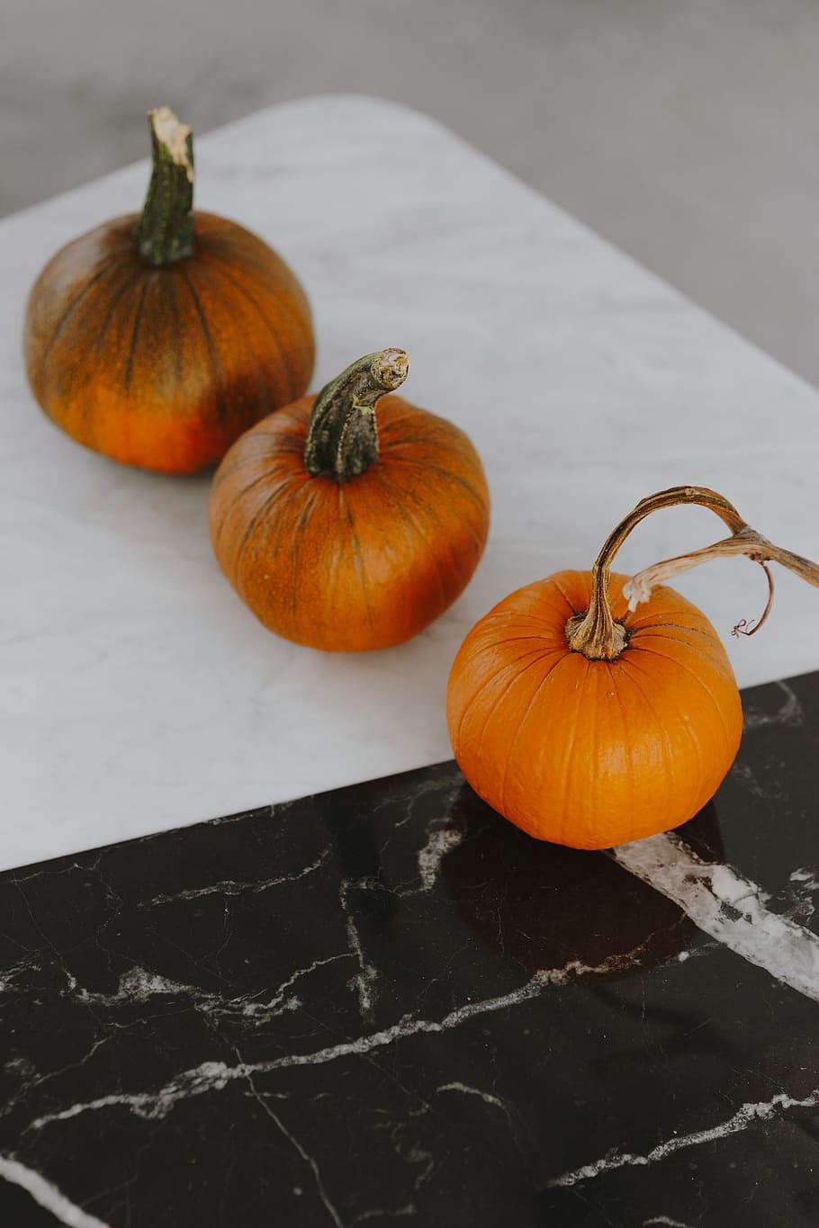 Orange halloween pumpkins on marble, copy space, vegetables, copuspace HD wallpaper