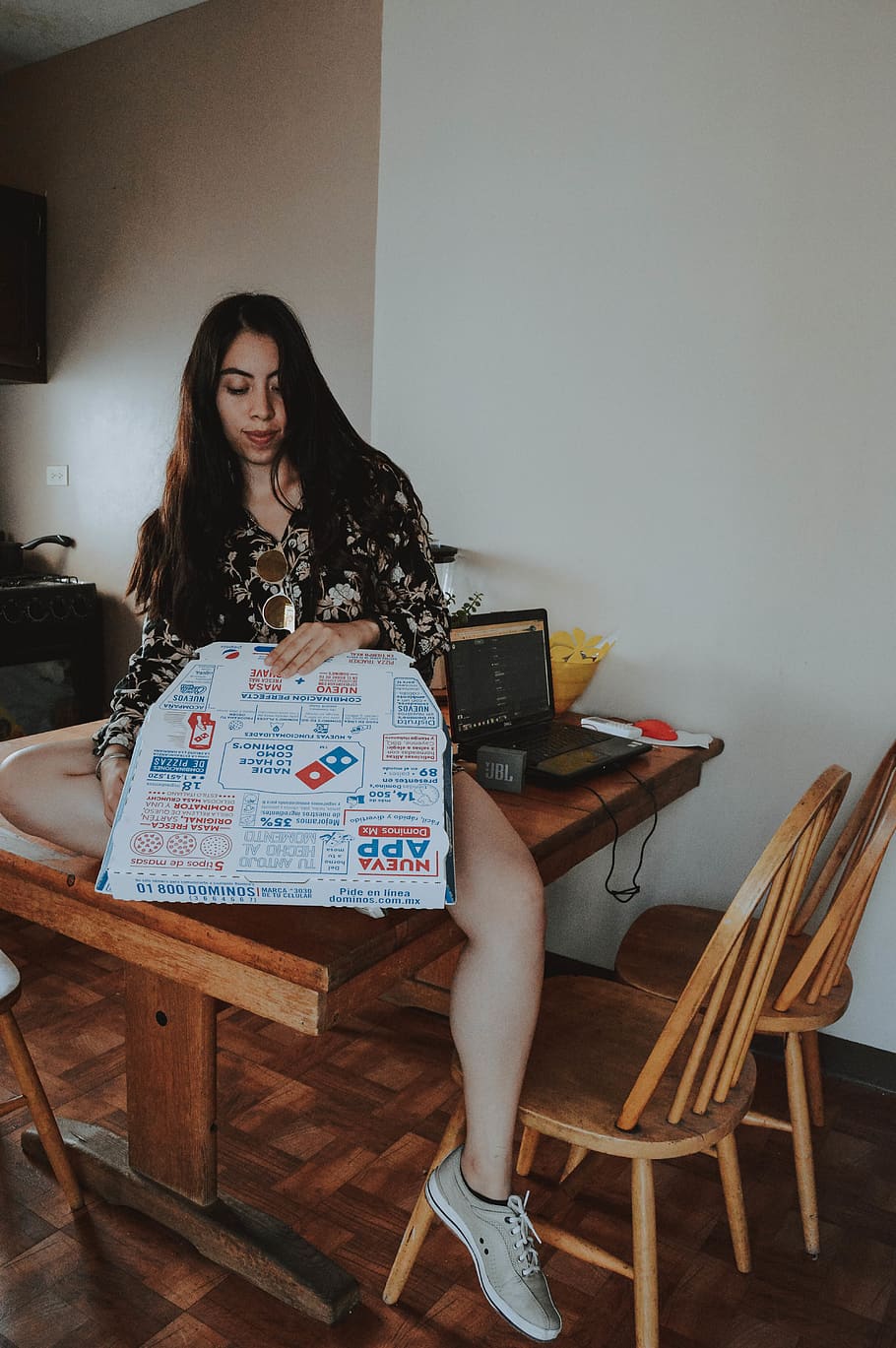 Woman Wearing Black Long-sleeved Shirt Holding Dominoes Pizza Box, HD wallpaper