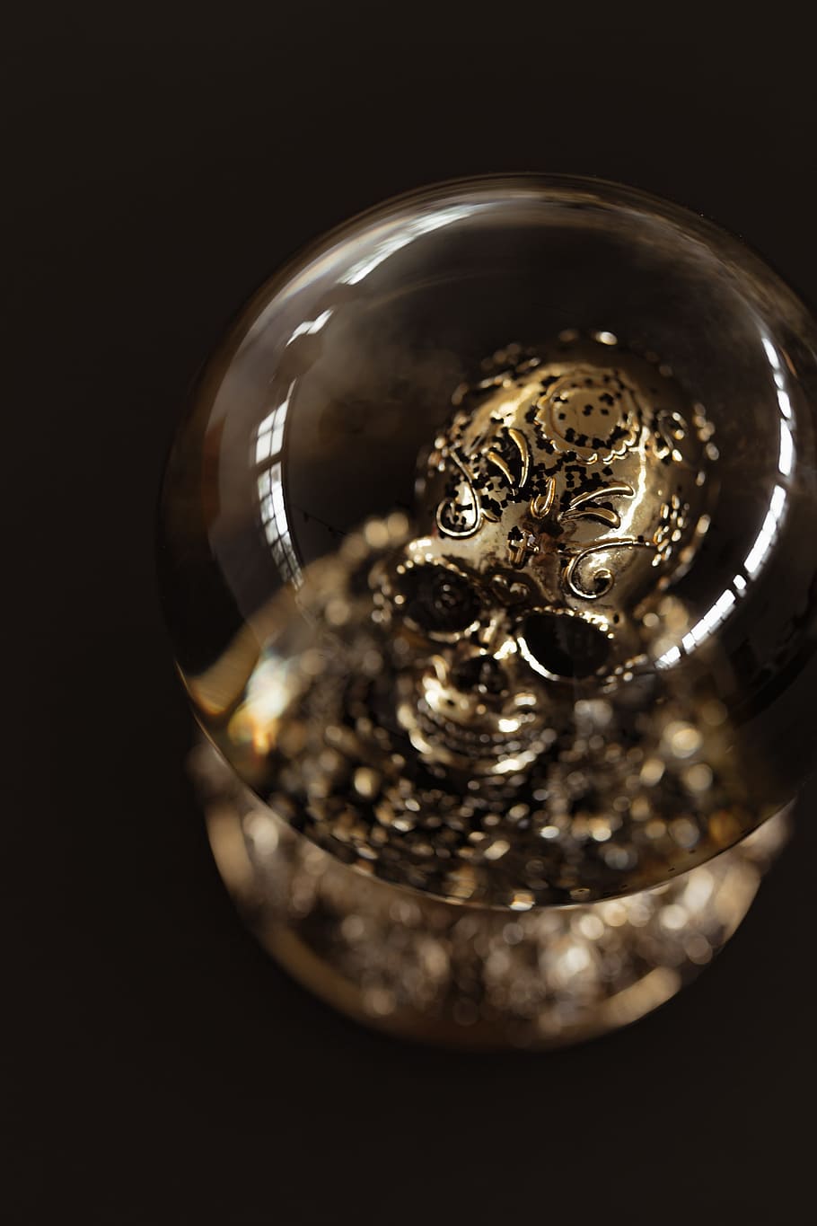 A skull snow globe, gold, golden, black, decoration, halloween, HD wallpaper