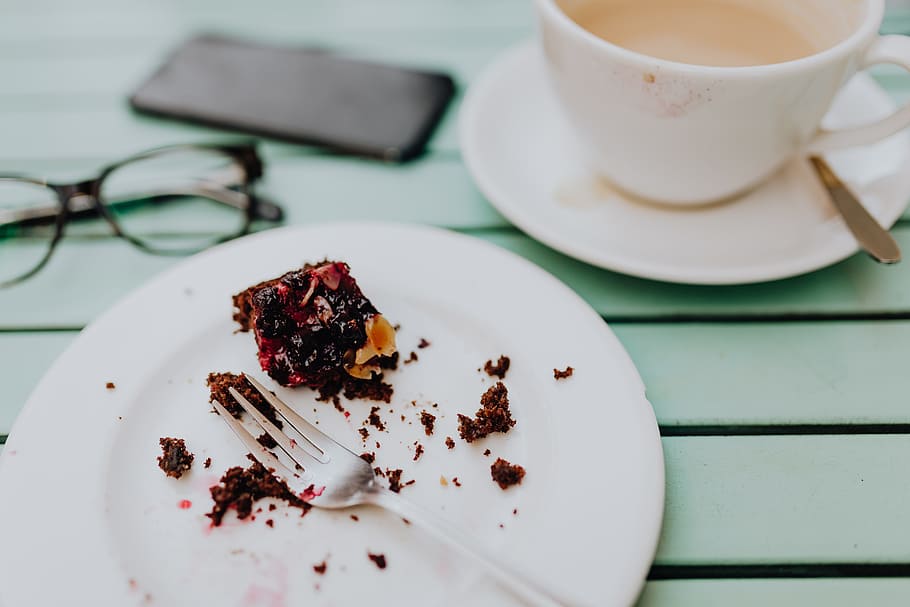 Drinking coffee and eating cake in a cafeteria, retaurant, lunch HD wallpaper