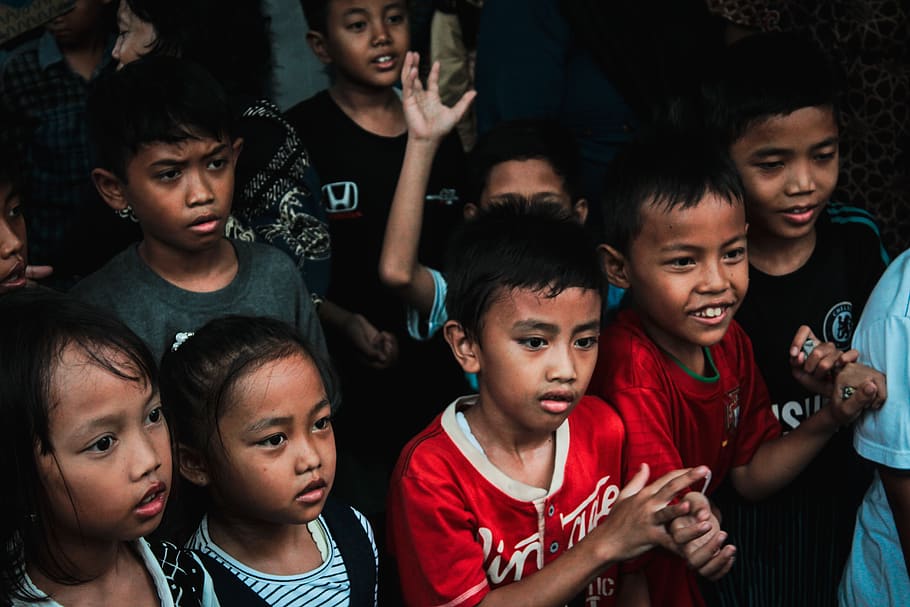 children standing on floor, person, human, face, crowd, audience HD wallpaper