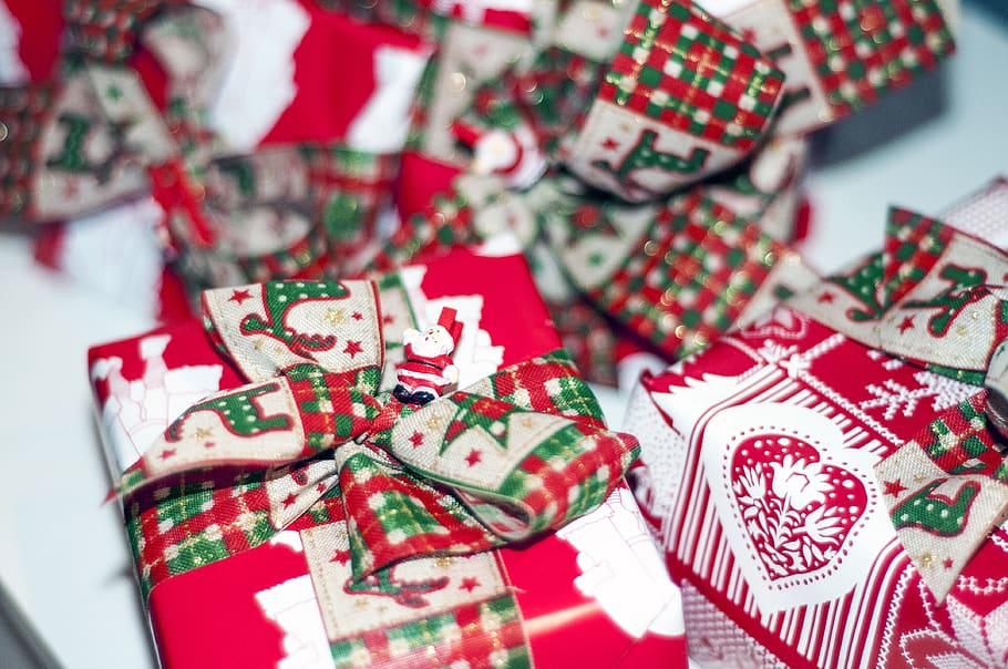 gifts, presents, wrapping, bows, christmas, festive, holidays HD wallpaper