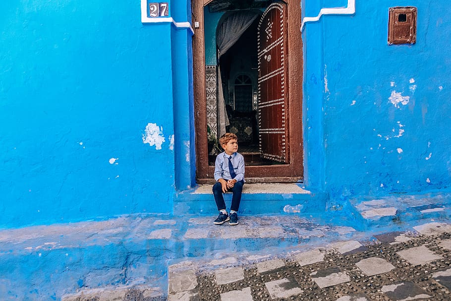 boy sitting on floor, chefchaouen, morocco, sidewalk, pavement, HD wallpaper
