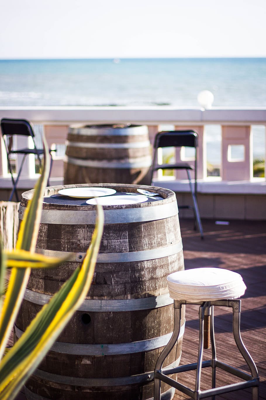 White Ceramic Plate on Brown Wooden Barrel, beach, beer, blur HD wallpaper