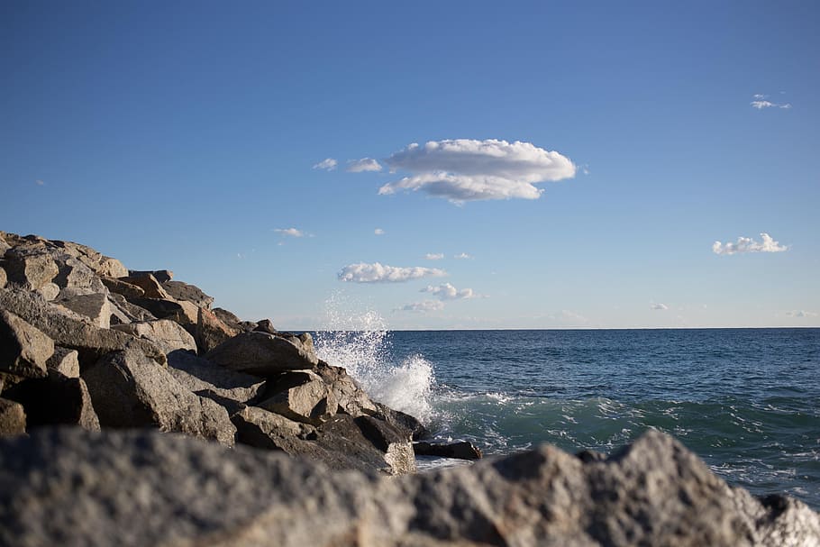 Sea waves crashing on rocks with horizon in the background, Bay HD wallpaper