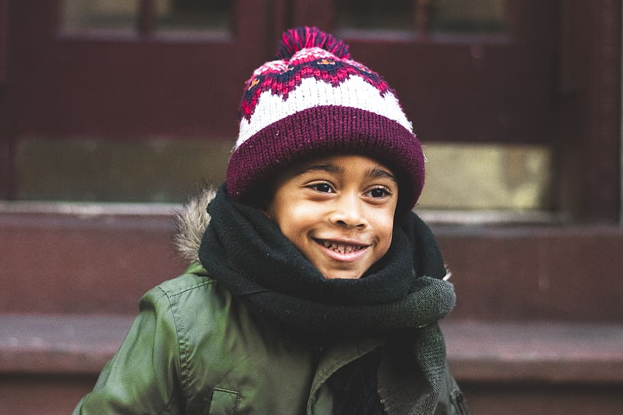 Men's Black and Red Knit Cap, blurred background, boy, child HD wallpaper