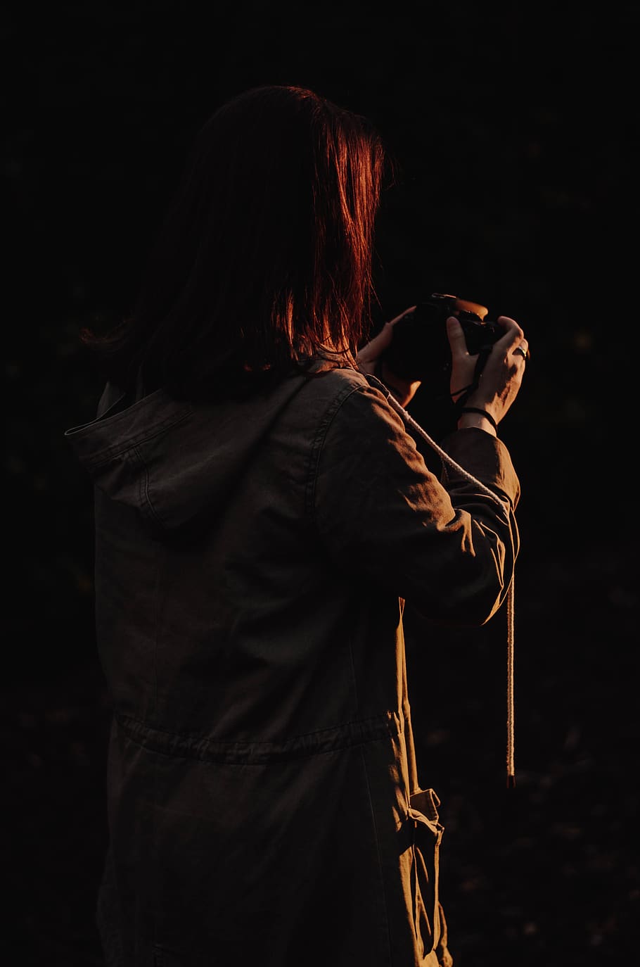 girl, highlight, camera, dark, wallpaper, jacket, hipster, rear view HD wallpaper