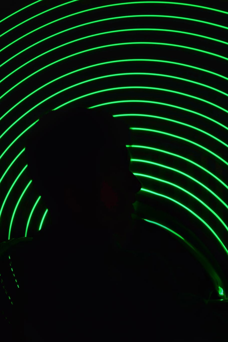 lowlight, trails, night, portrait, green, black, light trails HD wallpaper