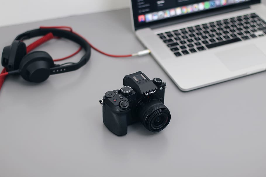 DSLR Camera, MacBook and Headphones, technology, minimal, computer HD wallpaper
