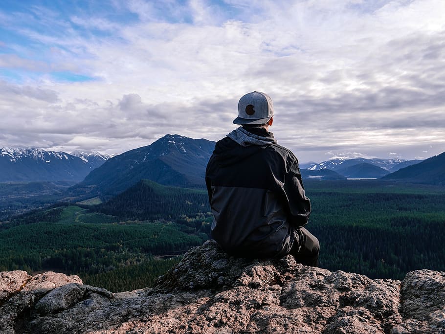 tree, mountain, cliff, edge, hat, forest, one person, beauty in nature HD wallpaper