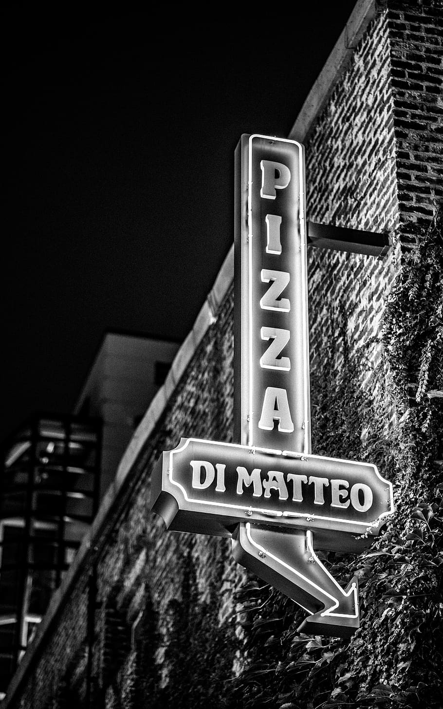 Low Angle View of Pizza Di Matteo Neon Signage, alphabets, arrow HD wallpaper