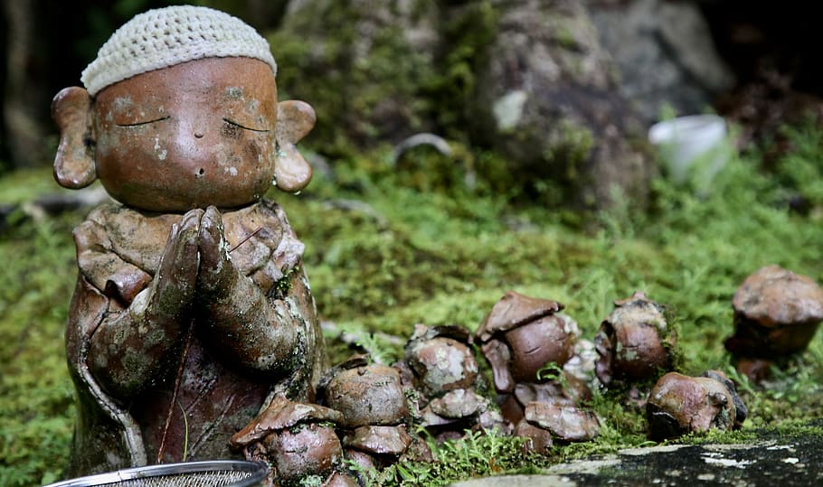 brown terracotta monkey figures on grass, sculpture, art and craft HD wallpaper