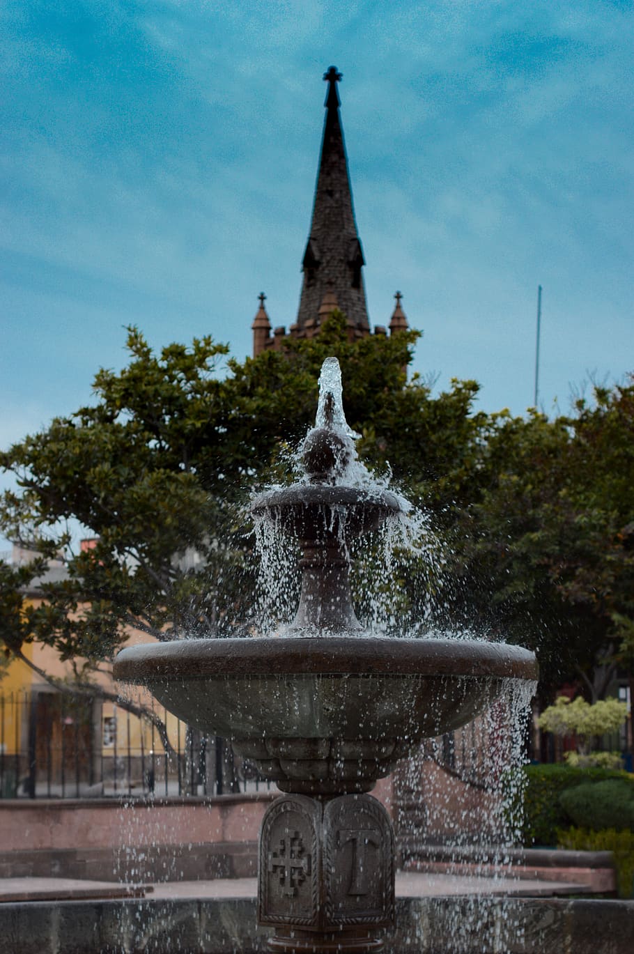 fountain in park, water, downtown, align, acient, city, metropolis HD wallpaper