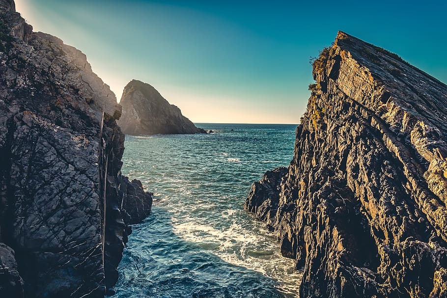 seaside, cliffs, sunbeams, coastline, ocean, water, landscape HD wallpaper