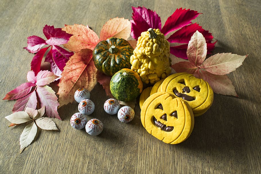 halloween, calabazas, hojas secas, otoño, galletas, chicolates, HD wallpaper