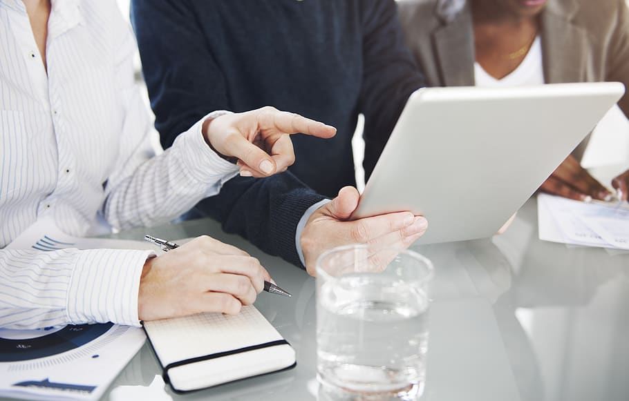 Man Holding Ipad, brainstorming, colleagues, conversation, desk HD wallpaper