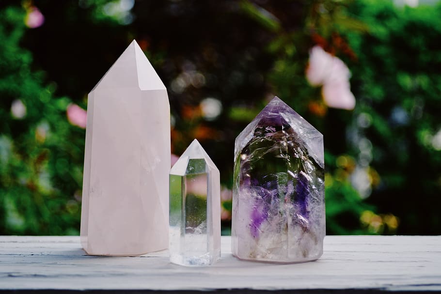 Clear Glass Figurines, crystals, décors, focus on foreground HD wallpaper