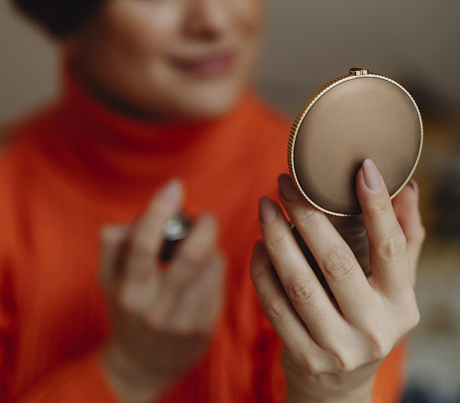 Woman Holding Round Brown Pressed Powder Case, beauty, compact mirror, HD wallpaper