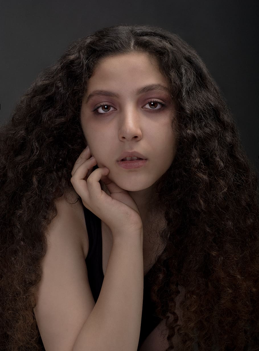portrait, curly hair, hairstyle, studio shot, indoors, one person HD wallpaper