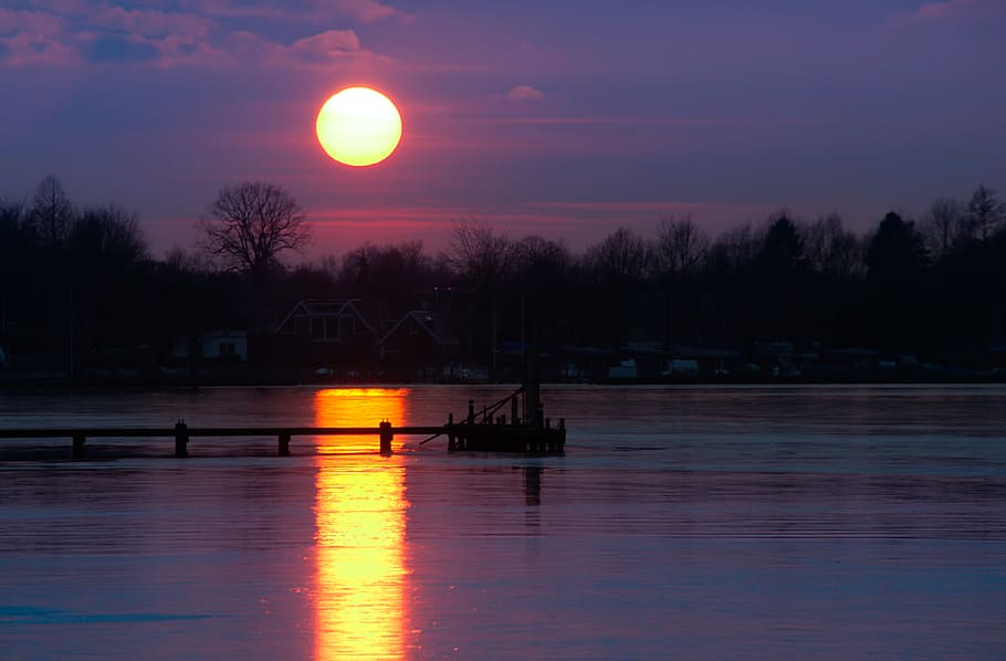 Boat Dock on Body of Water during Golden Hour, beach, dawn, evening HD wallpaper