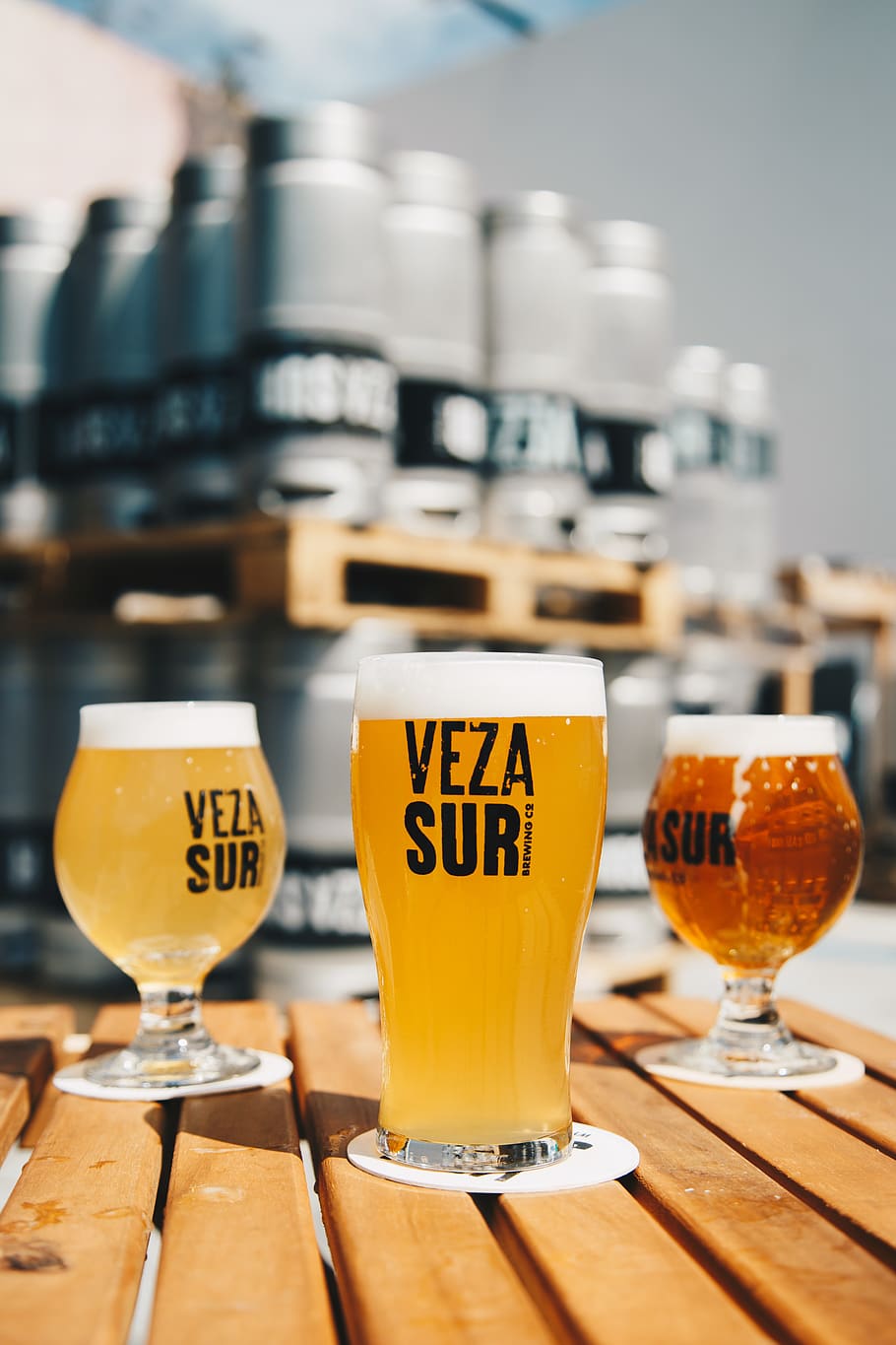 Three Veza Sur Beers, alcoholic beverages, ale, assorted, blur HD wallpaper