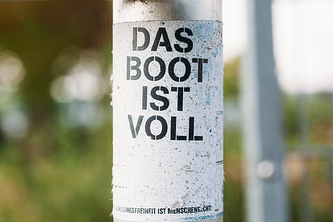 closeup photo of Das Boot IST Voll bottle, sticker, pole, text HD wallpaper