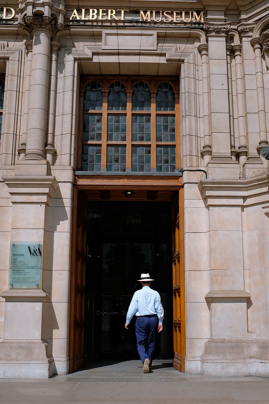 man going inside Albert Museum, architecture, built structure HD wallpaper