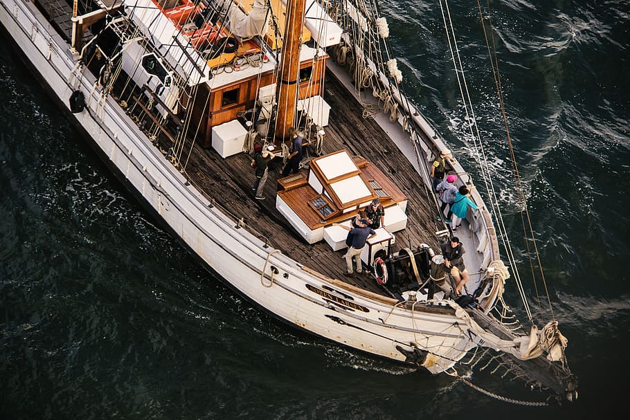 group of people standing on boat, sloop, bow, jib, mast, sea HD wallpaper