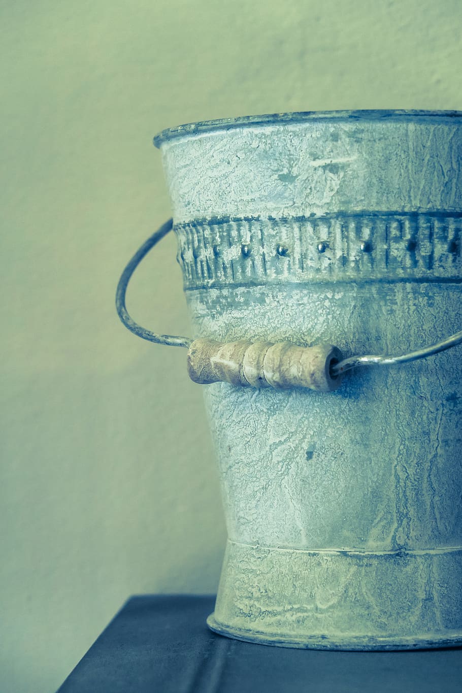 bucket, tin, can, old style, old times, iron, memories, story HD wallpaper