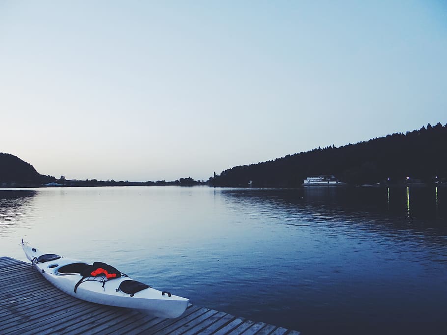 White Kayak on Brown Wooden Dock, boardwalk, dawn, environment HD wallpaper