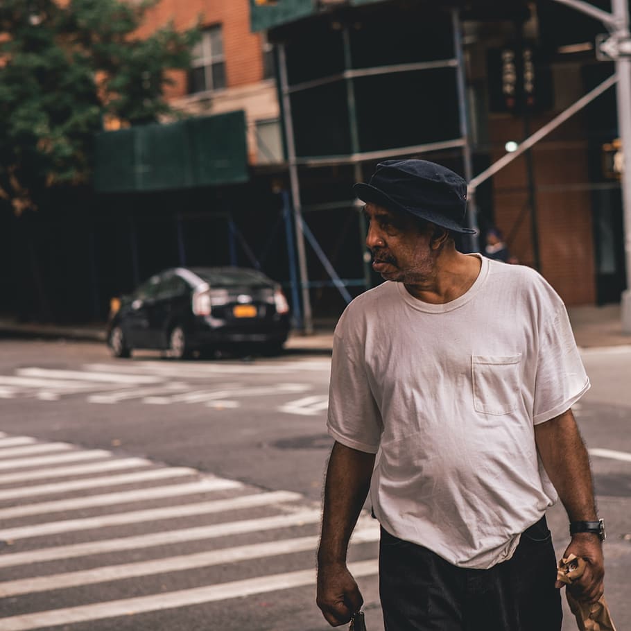 Man Crossing The Road, crosswalk, elderly, looking away, pedestrian HD wallpaper