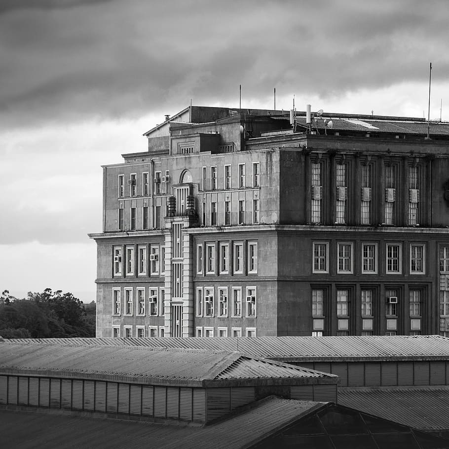 Grayscale Photo of Gray Concrete Building Under the Cloudy Skies HD wallpaper